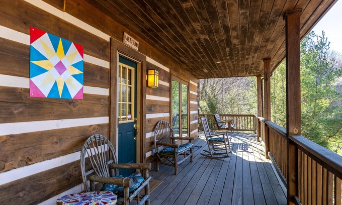 Boone Cabina | Windsong - long range views, pet friendly, fireplace