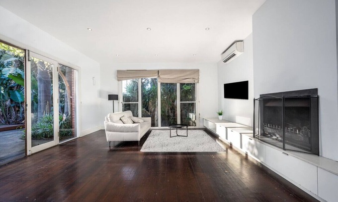 Windsor Casa | Windsor Nightlife Retreat