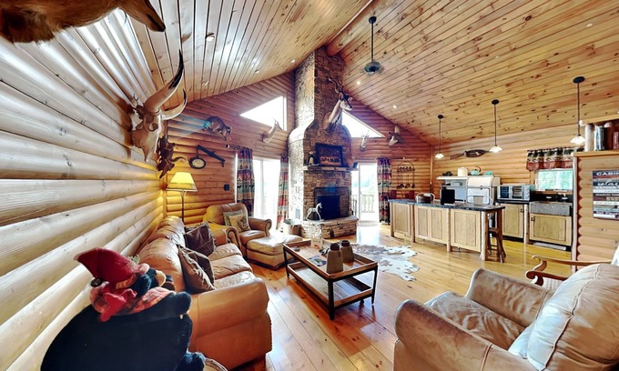 Crellin Casa | Windy Acres | Dog Friendly + Hot Tub & Great Views!