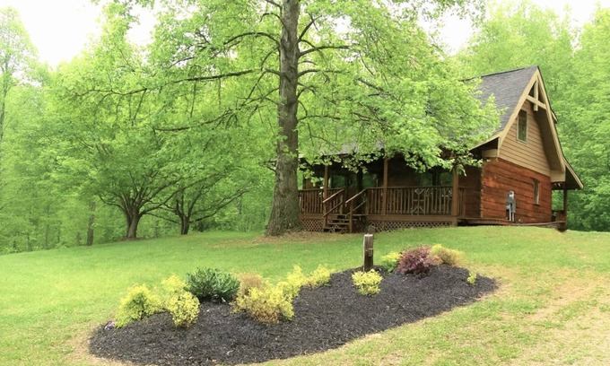 Wears Valley Cabina | Windy Ridge – Pet-Friendly w/Fenced Yard + FREE Tickets! Wears Valley!
