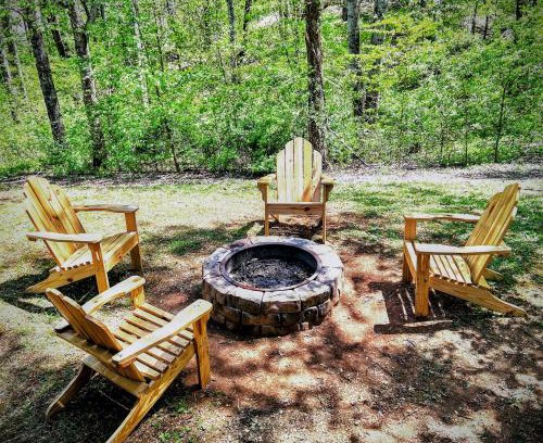 Wears Valley Casa | Windy Ridge-Pet-Friendly Smoky Mountain Cabin with Fishing Access, Fenced Yard & Free Tickets