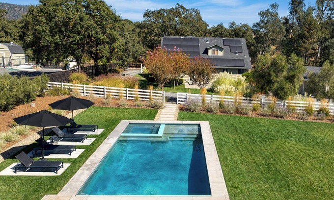 Sonoma Casa | Wine Country Estate by AvantStay | Pool, Spa, Barn