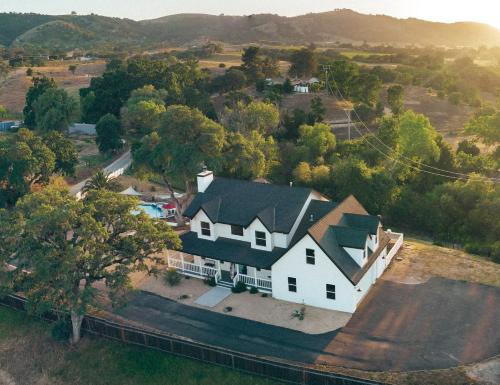 Paso Robles Casa | Wine Country Modern Farmhouse With Heated Pool, Hot Tub, Cybertruck