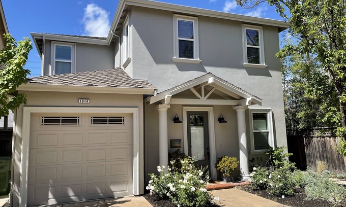 St. Helena Casa | Wine country retreat within walking distance of restaurants, wineries and more