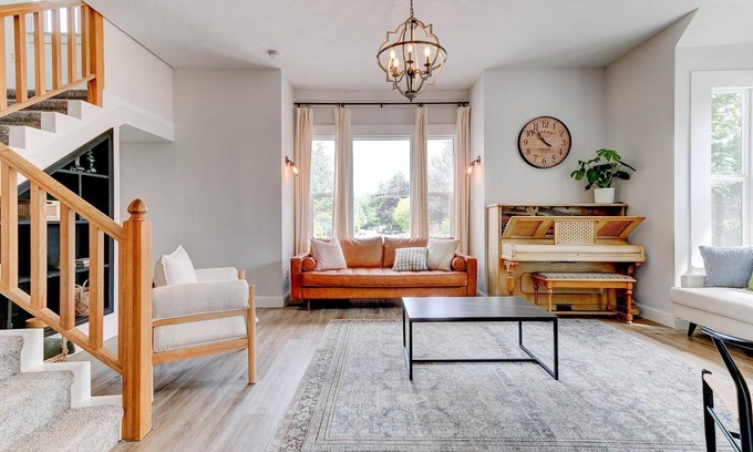 Newberg Casa | Wine Country Victorian - Two Kitchens - Walk to Town & Wineries