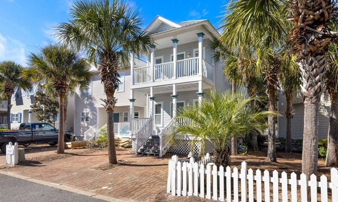 Santa Rosa Beach Casa | Wine Down- 300 yards to the Beach- Overlooking Community Pool- 2 Bikes