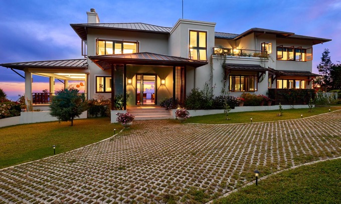 Newcastle Villa | Wine Down Villa, Greenwich, Blue Mountains