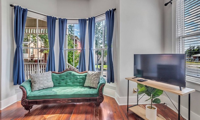 Savannah Victorian District Apartamento | Wine, Laughs & Porch Vibes ,At Deuling Sister Inn, Walk to Forsyth Park
