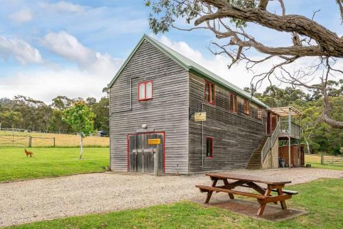 Kettering Apartamento | Wine Loft - Cosy Country Retreat with Ocean Views