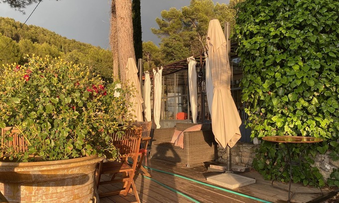 Le Beausset Casa | Wine property on a hill surrounded by vineyards and olive trees
