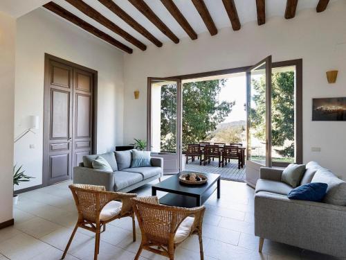 La Torre de Claramunt Apartamento | Winery apartment for two with private terrace