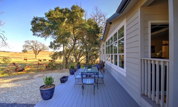 Paso Robles Alquiler De RV | Nueva casa de 2 habitaciones y 2 baños en Winery Row 46W. Corazón de Willow Creek AVA.