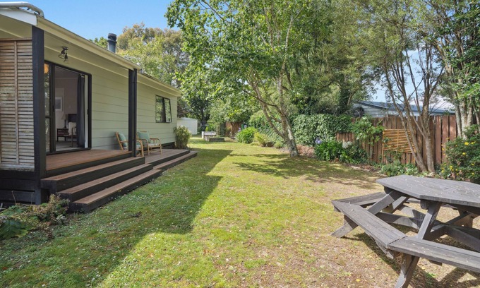 Carterton Casa | Wingspan Cottage - Carterton Holiday Home