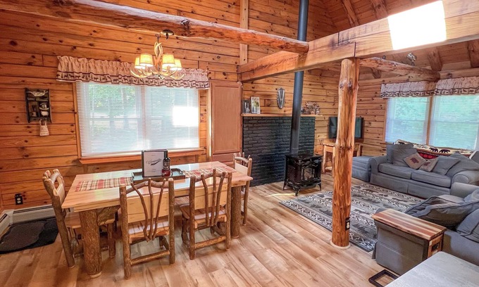 Laconia Cabina | Winnipecabin - Hermosa cabaña de troncos con acceso al agua y bañera de hidromasaje, ¡cerca de todo!