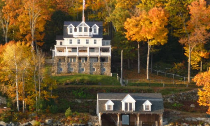 Gilford Otro | La mejor mansión restaurada frente al mar del lago Winni con casa de botes y playa privada