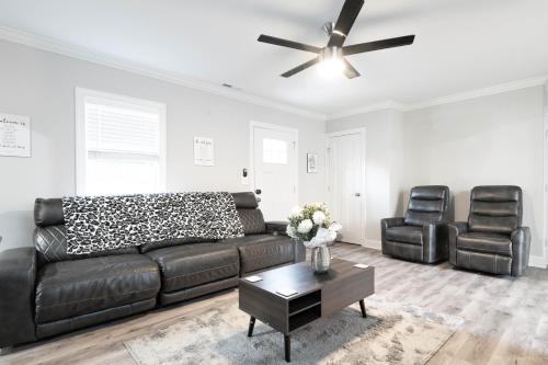 Winston - Salem Casa | Winston Sleeps 16 - 2 Kitchens