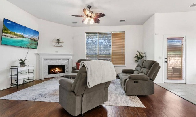 Cinco Ranch Casa | Winter Cozy Stay: Family & Corporate Friendly
