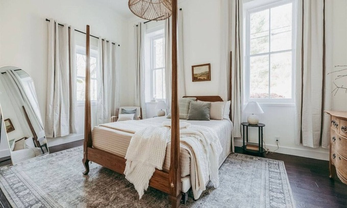 Willow Street Casa | Winter Getaway|Hot tub|OUTDOOR SAUNA|Fireplace|Fire-pit|