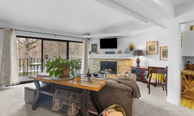 Lake Geneva Condominio | Winter getaway with cozy fireplace in this Elegant Lake Geneva condo