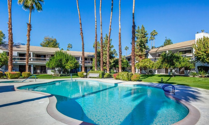 Palm Springs Condominio | Winter in Palm Springs. Check out our rates.