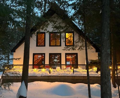 Chertsey Chalet De Esquí | Winter Lakefront Chalet - Serendipity Hideaway - Ski, Skate, Snowshoes & Relax by the Cozy Fire