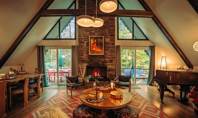 Pocono Pines Chalet De Esquí | This chalet is a 4 bedroom(s), 2 bathrooms, located in Pocono Pines, PA.