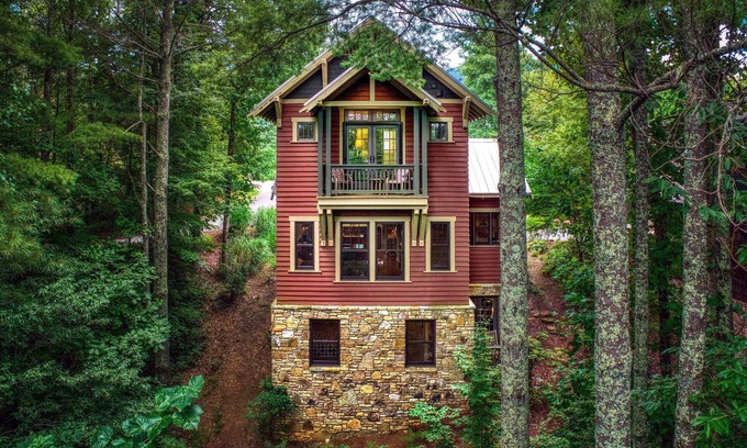 Cheshire Casa | Winterberry Cottage | Treetop Balcony | Village of Cheshire | 5 Min to Downtown Black Mtn!