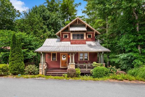 Cheshire Casa | Winterberry Cottage Treetop Balcony and 5 Min to Downtown Black Mtn!