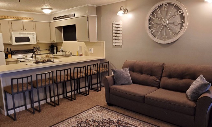 Ghent Condominio | Winterplace 3BR / 2BA Condo - Ski In Ski Out !!!