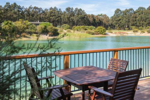 Wilyabrup Chalet De Esquí | Wirraway Luxury Chalet | Lake Views | Private Gardens