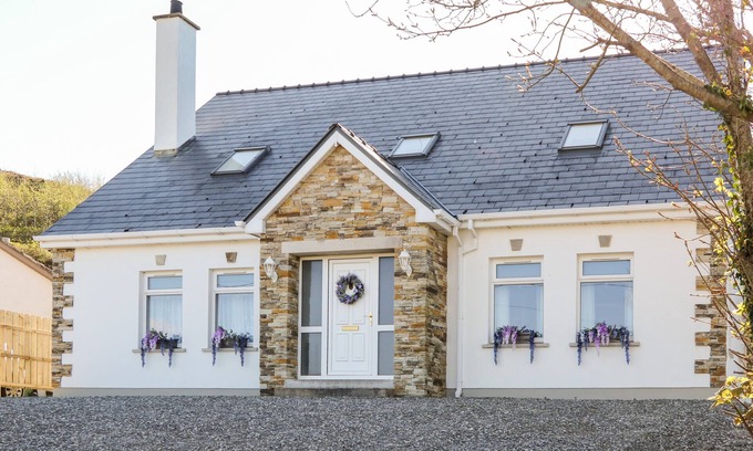 Annagry Cabaña | WISTERIA COTTAGE, family friendly in Annagry, County Donegal