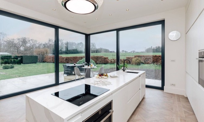 Medmenham Casa | Wisteria House - Sleeps 10