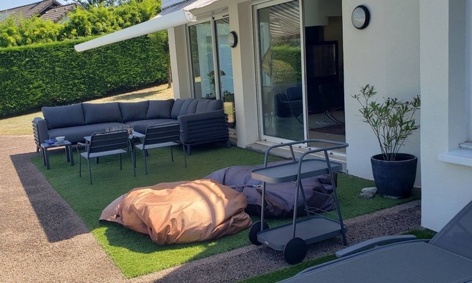 Merignac Casa | With its feet in the water, this superb contemporary villa