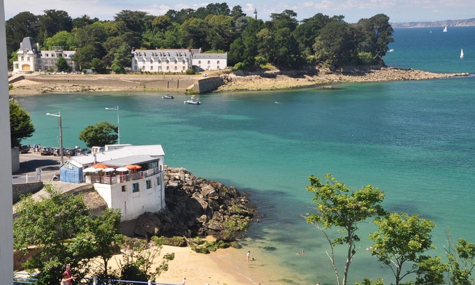 Douarnenez Apartamento | Apartamento 'Appartement Face Mer - 50m Plage' con vistas al mar