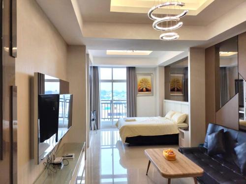 Lubuk Baja Apartamento | Wiwi Formosa Residence - Kitchen-Balcony-Netflix
