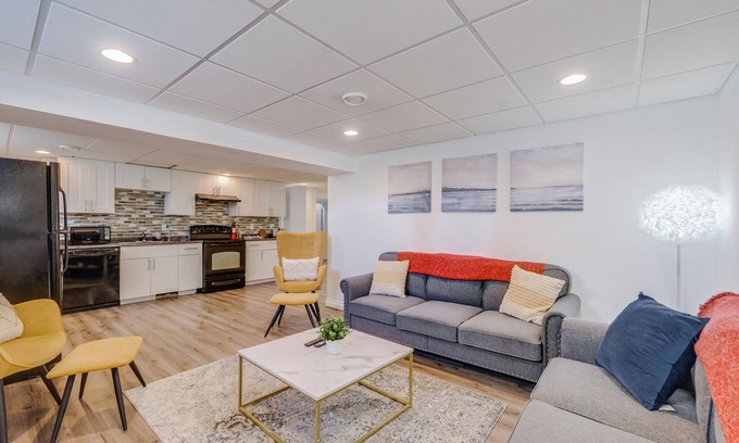 Edmonton Apartamento | WJ - 2BR Basement suite w/ Fully Fenced Yard
