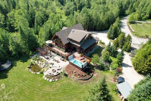 Bretton Woods Casa | WML stunning log home in Bretton Woods, AC, 2-person Jacuzzi, indoor and outdoor fireplaces, & more!