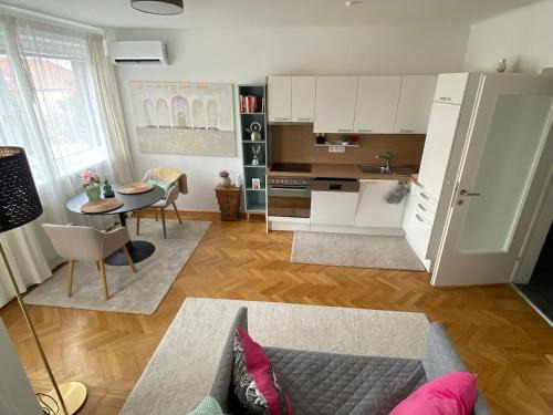 Neunkirchen Apartamento | Wohnen bei frau tinz - Studio - Bahnhof- und Zentrumsnähe