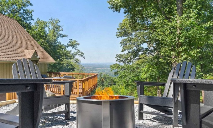 Kabletown Cabina | Wolf Den - Airy Cabin w/ Hot Tub & Valley Views!