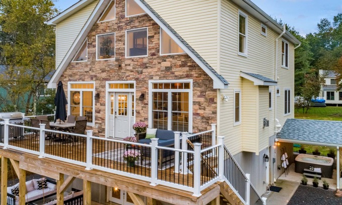 Albrightsville Casa | Wolf Run Lodge - Luxury 8bed/4bath. Hot Tub, Game Room, steps from lake/pool