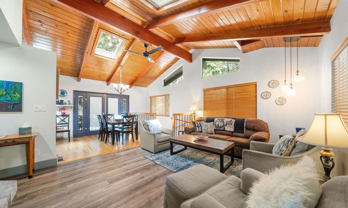 Idyllwild Casa | Wolf's Creek: Hot tub, On the Creek!