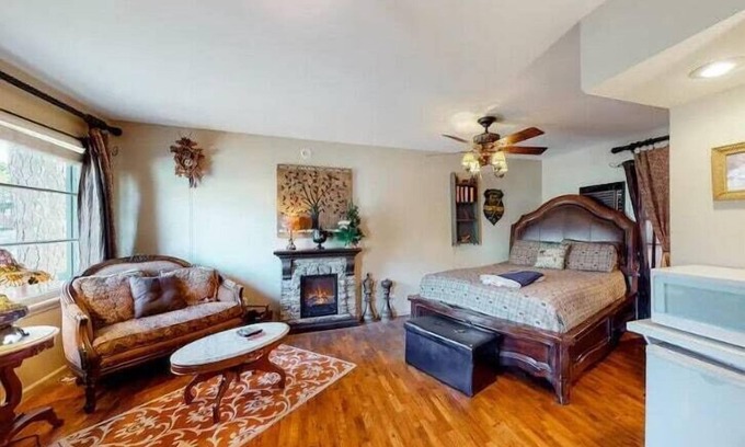 Eureka Springs Historic District Hotel | Wolf's Den at Tradewinds