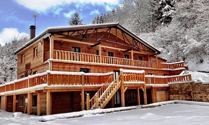 Travexin Chalet De Esquí | Wolf sanctuary