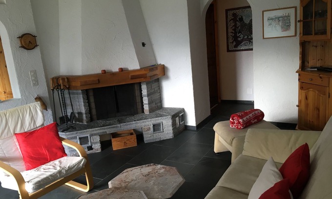 Falera Apartamento | Precioso apartamento soleado de 3 1/2 habitaciones con jardín en Falera, Surselva