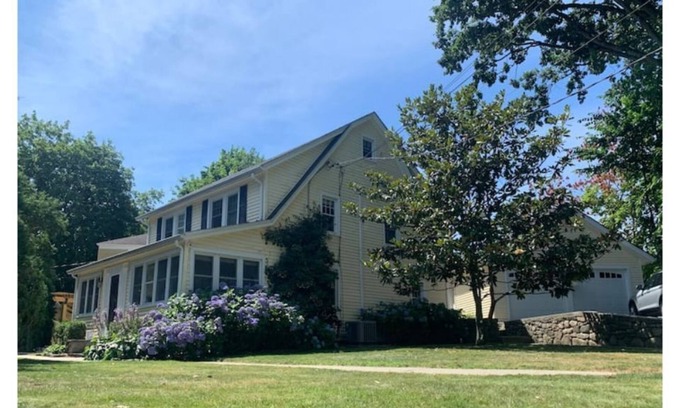 Cos Cob Casa | Wonderful 3 bd 2 ba with enclosed garden