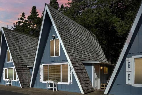 Otter Rock Chalet De Esquí | Wonderful A frame Nestled Amidst Trees in Otter Rock, Oregon