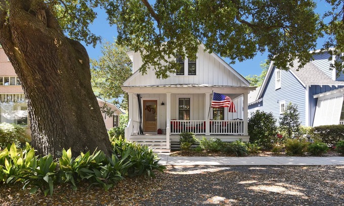 Southport Casa | Wonderful Cottage - Only 3 Blocks From Downtown Southport Shops and Dining! Outdoor Gas Fire Pit!