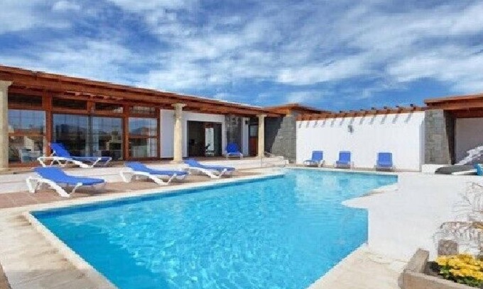 Playa Blanca Villa | Chalet con WIFI :gran piscina climatizada con hidromasaje y bonitos jardines