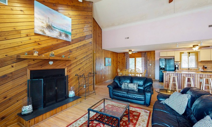 Sandbridge Casa | Wonderful dog-friendly home w/deck, W/D, large backyard, & A/C