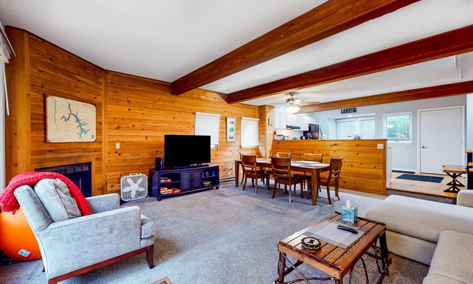 McHenry Casa | Wonderful dog-friendly ski-in/out retreat with balcony, spacious deck, & W/D